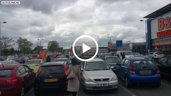 Tientallen alarmen gaan uit het niets af op parkeerplaats