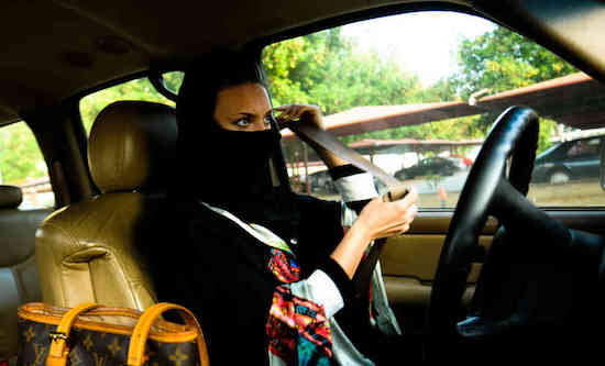 Saudische vrouwen rijden auto. Worden opgepakt