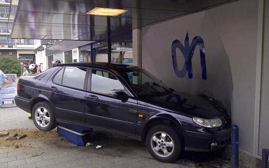 Saab 9-5 crasht tegen een Albert Heijn in Arnhem