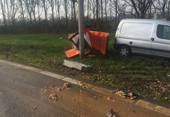 Auto rijdt tegen Dixi bij de A1, alles onder de stront