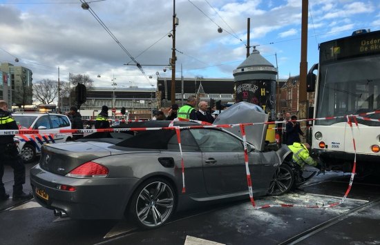 Scheiße! BMW 6-serie kopt tram in Amsterdam