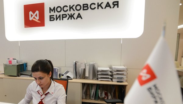 Сотрудница в офисе группы Московская Биржа ММВБ-РТС. Архивное фото