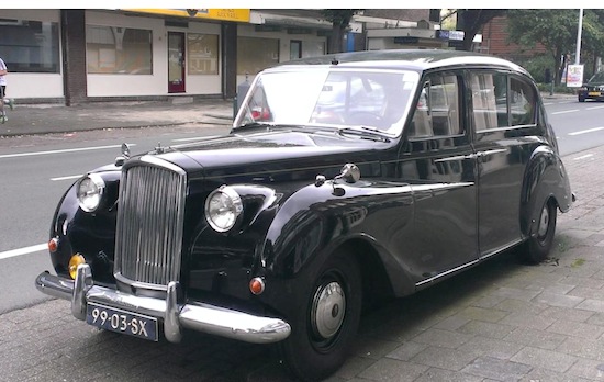 Gespot: een oude Vanden Plas in hartje Rotterdam