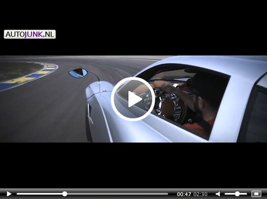 Kijk hoe een driftende Pagani Huayra banden sloopt 