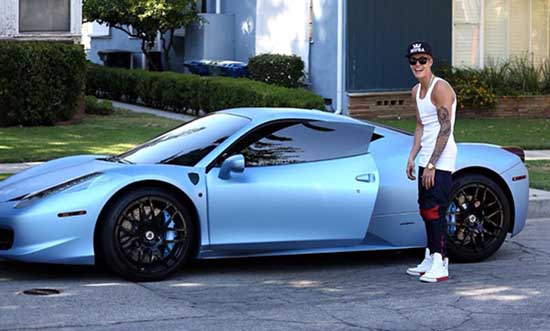 Ferrari van Bieber is blauw!