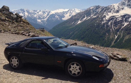 Porsche 928 S4 in de Alpen
