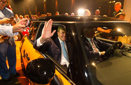 Koning Willem-Alexander bij de productiestart van de Mini in Born