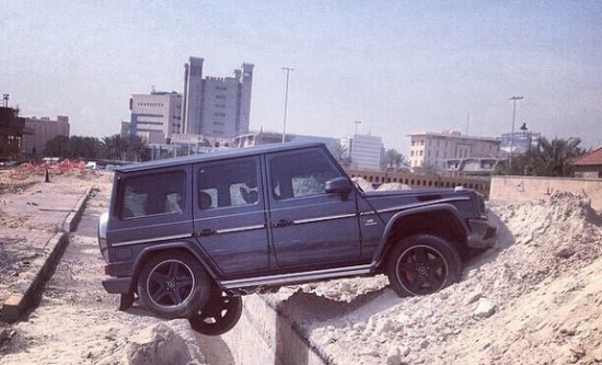 Mercedes G65 AMG zit vast