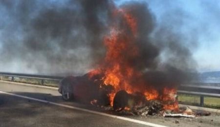 Ferrari 458 Italis fikt uit in Zwitserland