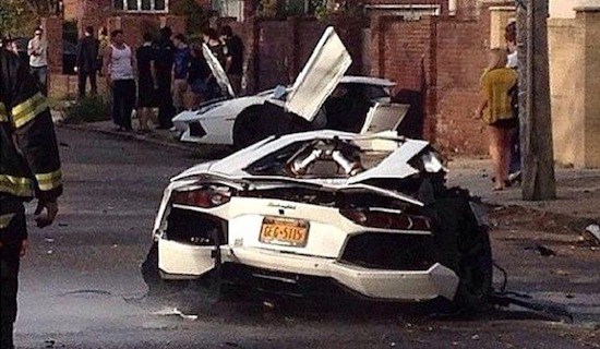 Lamborghini Aventador crasht en breekt doormidden