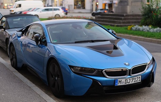 De BMW i8 op straat