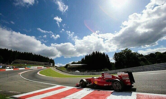 Video: F1-coureurs nemen Eau Rouge [1991-2013]