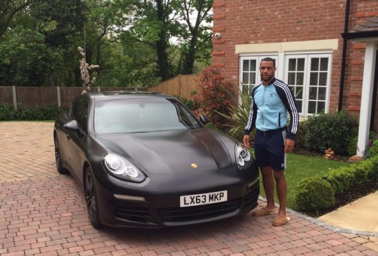 Matt Phillips met z'n nieuwe Panamera