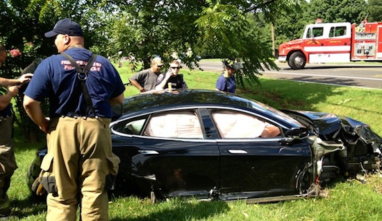 Tesla Model S crasht. Sloopt elektriciteitsnetwerk