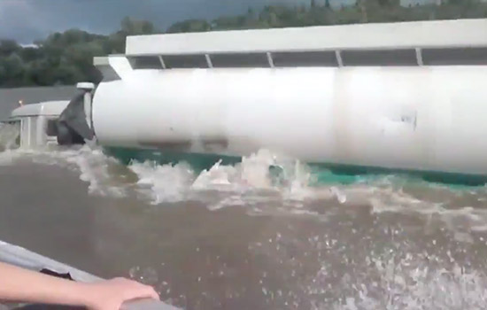 Kamaz-truck is niet bang voor een beetje water