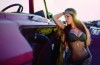 Kalenderfoto: schaarsgeklede girls in addition to end-of life vehicles