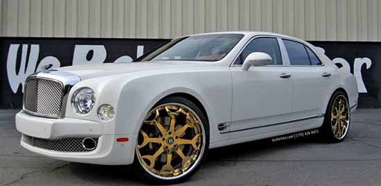 Gouden velgen onder een Bentley