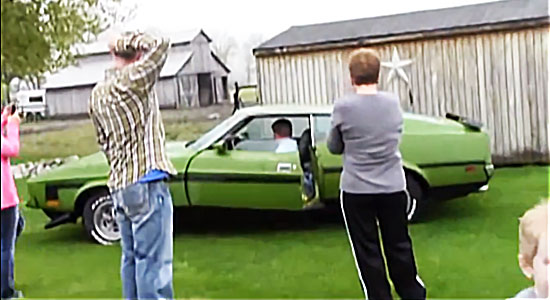Zoon brengt vader zijn Mustang terug