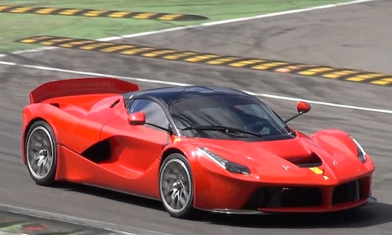 Kijk hoe een LaFerrari bijna een wiel verliest