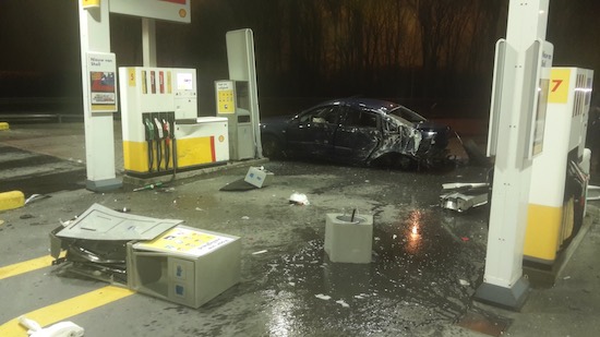 Automobilist knalt met 100 km/u op tankstation Amsterdam
