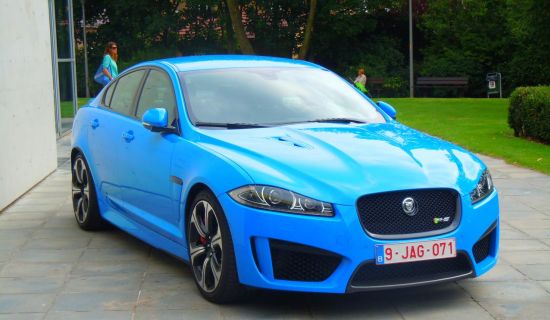 Blauwe Jaguar XFR-S in Knokke