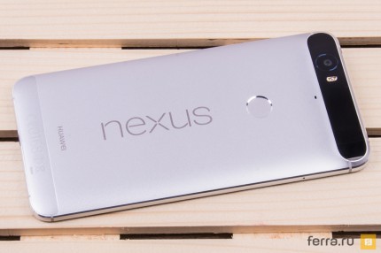 Nexus 6P в серебристом корпусе выглядит куда более презентабельно
