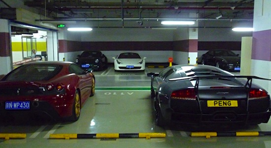 Gespot: Chinese parking afgeladen met supercars & dikbolides
