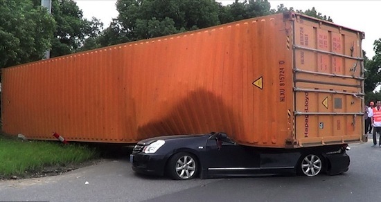 WTF: Zeecontainer valt Nissan aan