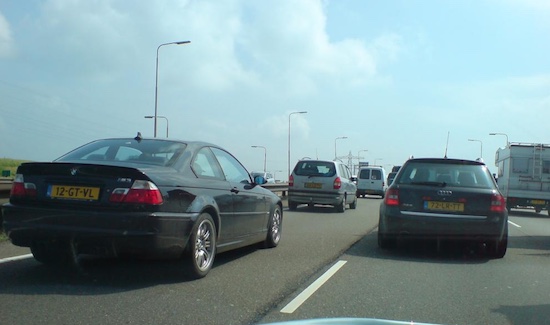 In de file