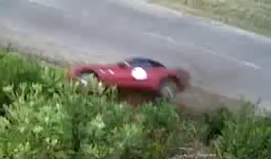 Jaguar F-Type crasht & koprolt, bestuurder stapt vrolijk uit