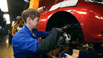 Сборочное производство на конвейере завода АвтоВАЗ в городе Тольятти. Архивное фото