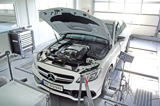 C 63 Amg met zijn kapje open