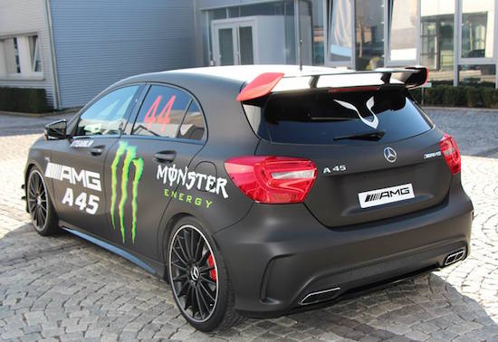 Lewis Hamilton mag zich uitleven in een A45 AMG