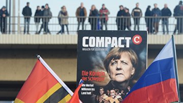 Участники демонстрации против исламизации Европы в Дрездене