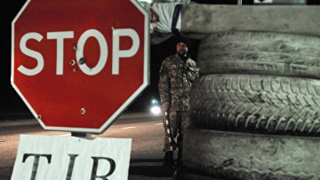 Украинский активист стоит на блокпосту возле Львова, блокируя движение грузовиков с российскими номерами во Львовской области. Архивное фото