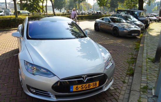 Tesla Model S vs Aston Martin V8 Vantage