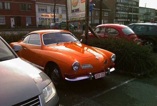 Een Ghia met zijn geestelijk vader op de achtergrond