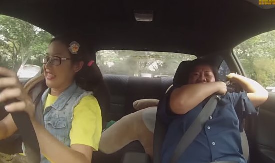 Video: driftmeisje jaagt rijinstructeurs stuipen op het lijf