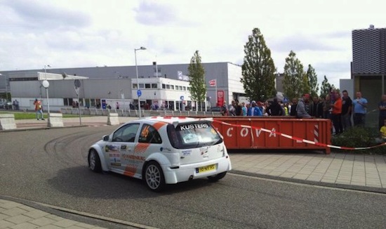 Auto rijdt publiek in bij Amsterdamse rally