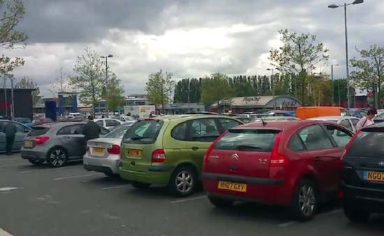 Tientallen alarmen gaan uit het niets af op parkeerplaats