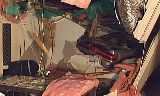 Auto dondert door dak van huis, familie ongedeerd 