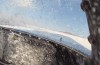Man rides 630 km/h, schuimlading about him