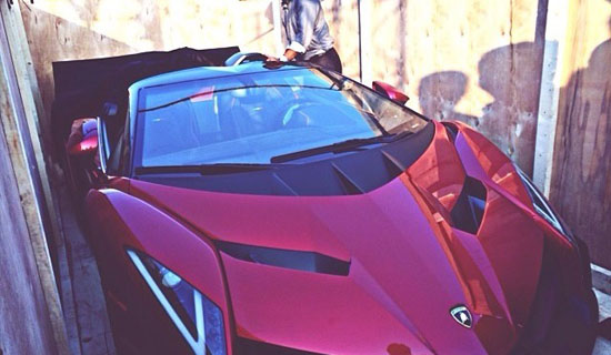 Veneno Roadster speelt buiten