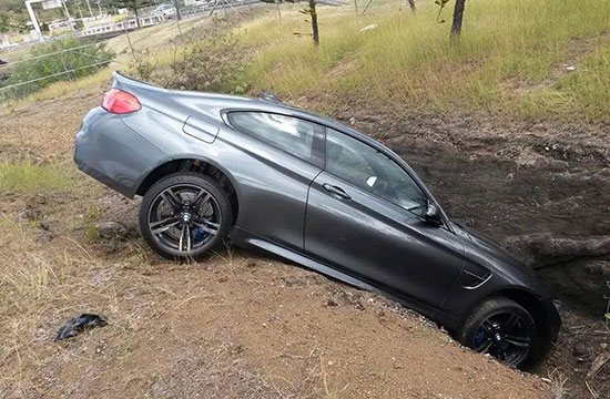 BMW M4 eindigt in de greppel