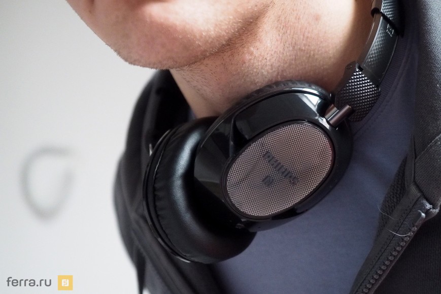 Наушники Philips SHB9850NC на шее
