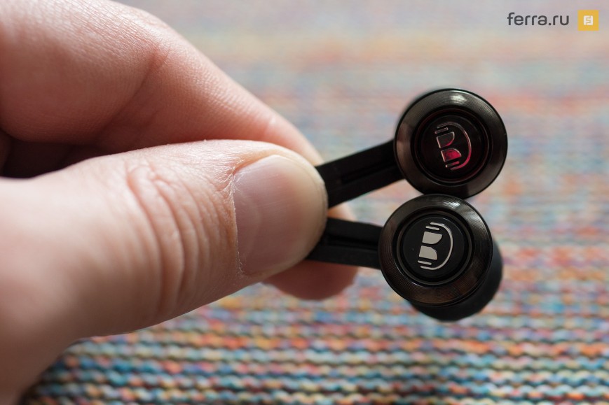 Внешняя сторона наушников Monster Clarity HD Wireless