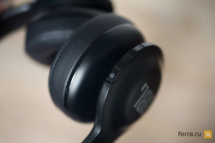 Кнопки на левой чашечке JBL Everest 300