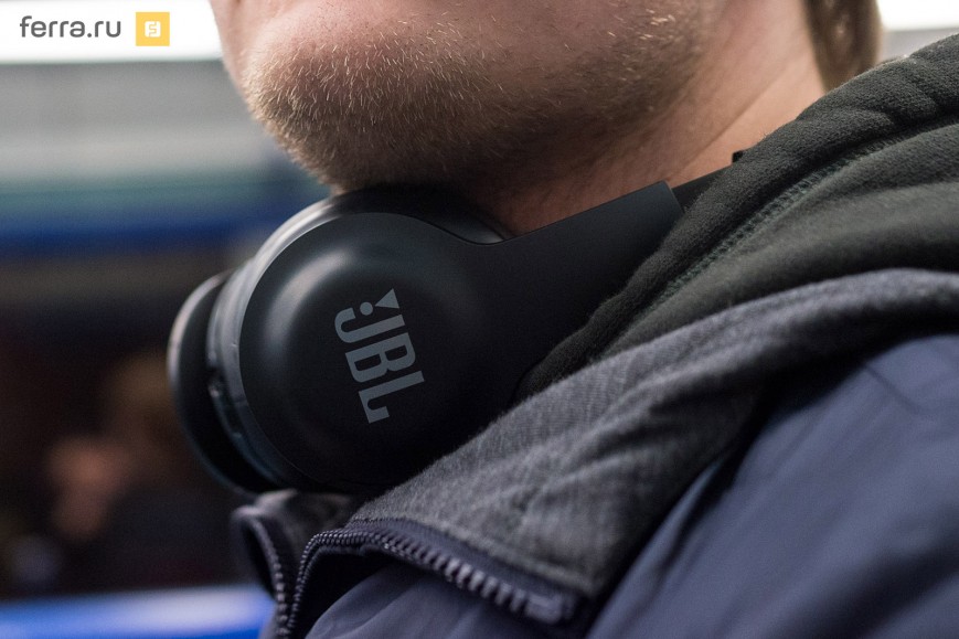 JBL Everest 300 удобно носить на шее, когда наушники не используются
