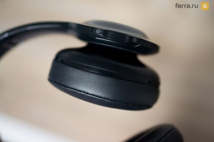 Кнопки на правой чашечке JBL Everest 300