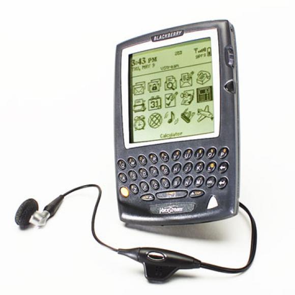 BlackBerry 5810 — смартфон без динамика и микрофона, связь по гарнитуре (1999 год)